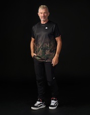 Ess. DIPPED camo 1